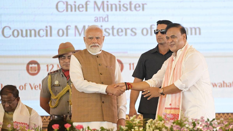 দ্বিতীয়বারের মতো আসামের মুখ্যমন্ত্রী হিসেবে শপথ নিয়েছেন হিমন্ত বিশ্ব শর্মা।