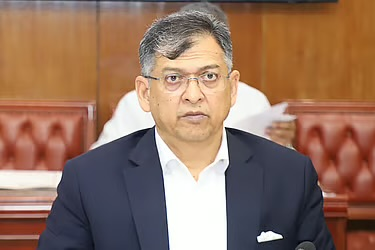 “কাঁটাতারের বেড়া দেয়া নিয়ে কেন্দ্রীয় সরকারের মাধ্যমে কূটনৈতিক চ্যানেলে আলোচনা হবে। আমাদের কনসার্ন নিরাপত্তা এবং যেন পুশইন না হয়, সে বিষয়ে সতর্ক থাকা।”