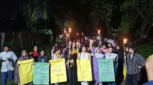 জাবিতে ছাত্রী ধর্ষণচেষ্টার প্রতিবাদে রাতে শিক্ষার্থীদের বিক্ষোভ মিছিল