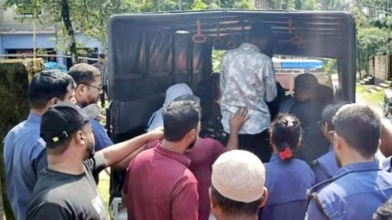 সিলেটের জৈন্তাপুরে বাড়ি থেকে ভারত ফেরত নারী-শিশুসহ ১৩ জন আটক