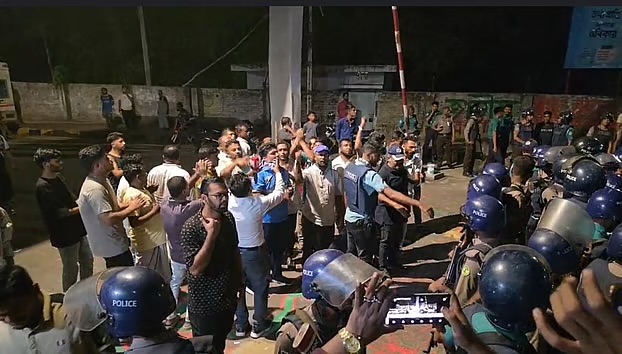 জুলাই অভ্যুত্থানের গ্রাফিতি মুছে ফেলার অভিযোগে এনসিপির বিক্ষোভ, বিএনপির অবস্থান