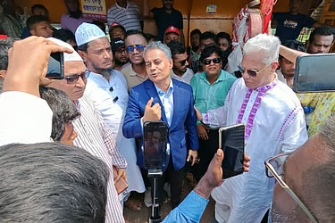 বাউফলে বিএনপির সমর্থকদের অবরোধের মুখে পড়েন সড়ক পরিবহন ও সেতুমন্ত্রী শেখ রবিউল আলম