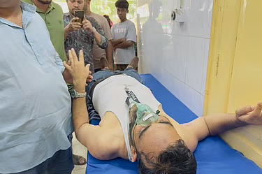 মৌলভীবাজারে অটোরিকশা-প্রাইভেট কারের ‘ঘষা লাগাকে’ কেন্দ্র করে সংঘর্ষ, ছয় সাংবাদিকসহ আহত ১৬