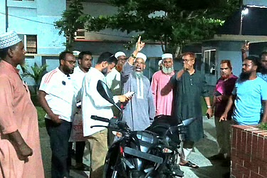 পাবনায় জামাত নেতাকে কুপিয়ে গুরুতর জখম, থানার সামনে বিক্ষোভ পাবনা-৩ আসনের এমপির।