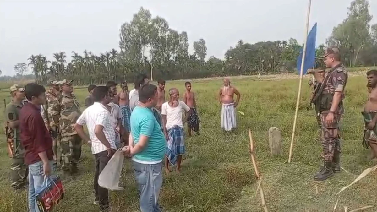 মাথা উঁচু করে দাঁড়াচ্ছে বিজিবি, বিএসএফের মুখোমুখি দাঁড়িয়ে প্রতিবাদ।