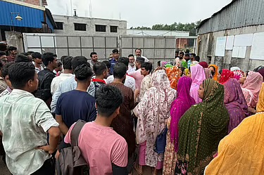 কালিয়াকৈরে বকেয়া বেতন ও ঈদ বোনাসের দাবিতে কারখানার শ্রমিকদের বিক্ষোভ