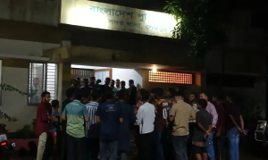 শেরপুরে গৃহবধূকে ধর্ষণের অভিযোগে বিএনপি নেতাকে গণধোলাই দিয়ে পুলিশে সোপর্দ।