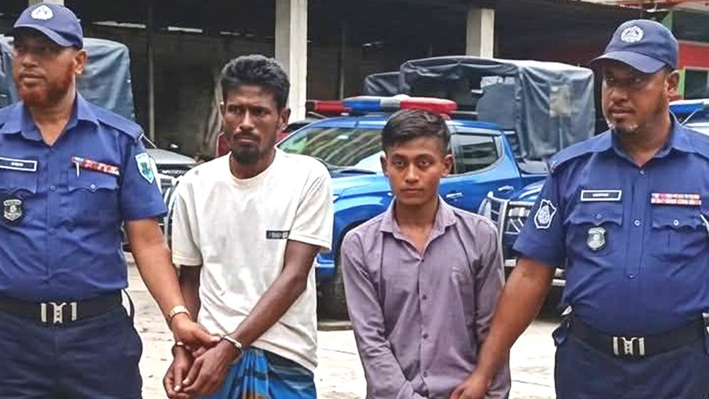 বগুড়ায় চুরকে চিনে ফেলায় গৃহবধূকে গলা কেটে হত্যা।