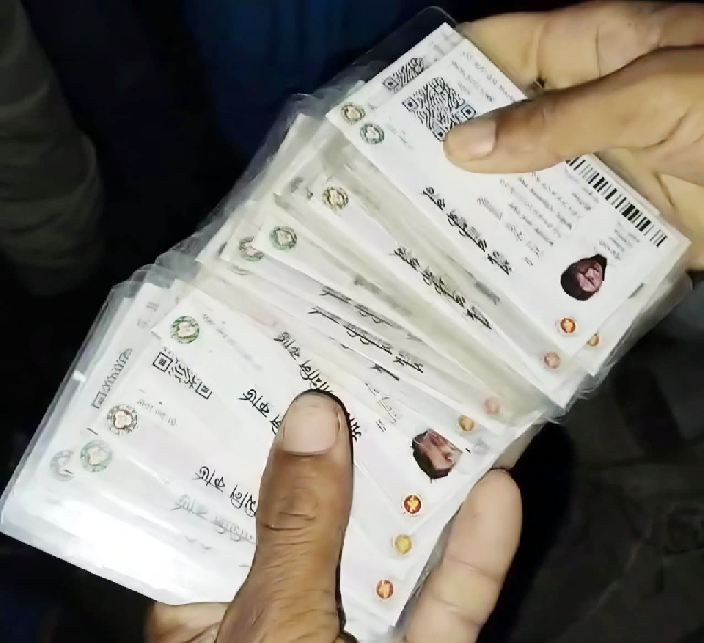 ফ্যামেলি কার্ড ও টিসিবি চাল সহ জামায়াত নেতাকে আটক করেছে জনতা।