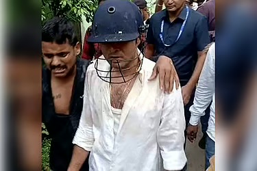 পশ্চিমবঙ্গে তৃণমূলের সাধারণ সম্পাদক অভিষেক বন্দ্যোপাধ্যায়কে ডিম নিক্ষেপ, মারধর