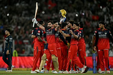 আইপিএলে আবারও চ্যাম্পিয়ন কোহলির বেঙ্গালুরু