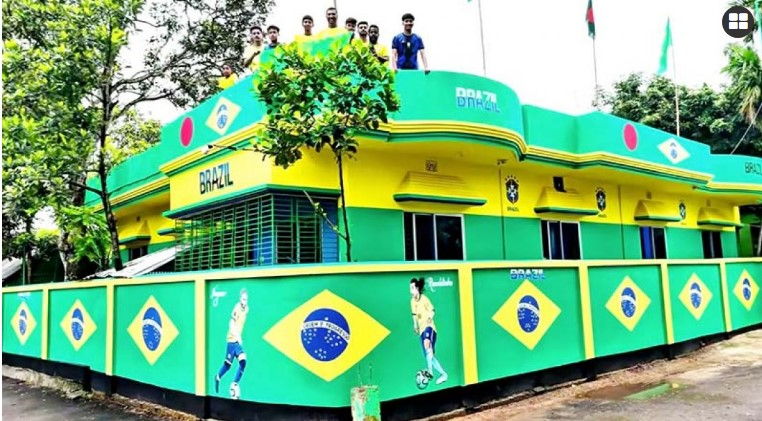 দেড়লাখ টাকা খরচ করে ব্রাজিলের পতাকা বাড়ি, দর্শনার্থীদের ভিড় ব্রাহ্মণবাড়িয়ায়