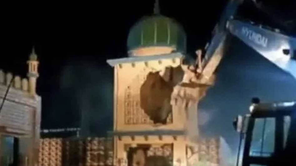 ভারতের গুজরাটে ভেঙে ফেলা হলো ৩টি মসজিদ ও কয়েকটি মাজার।