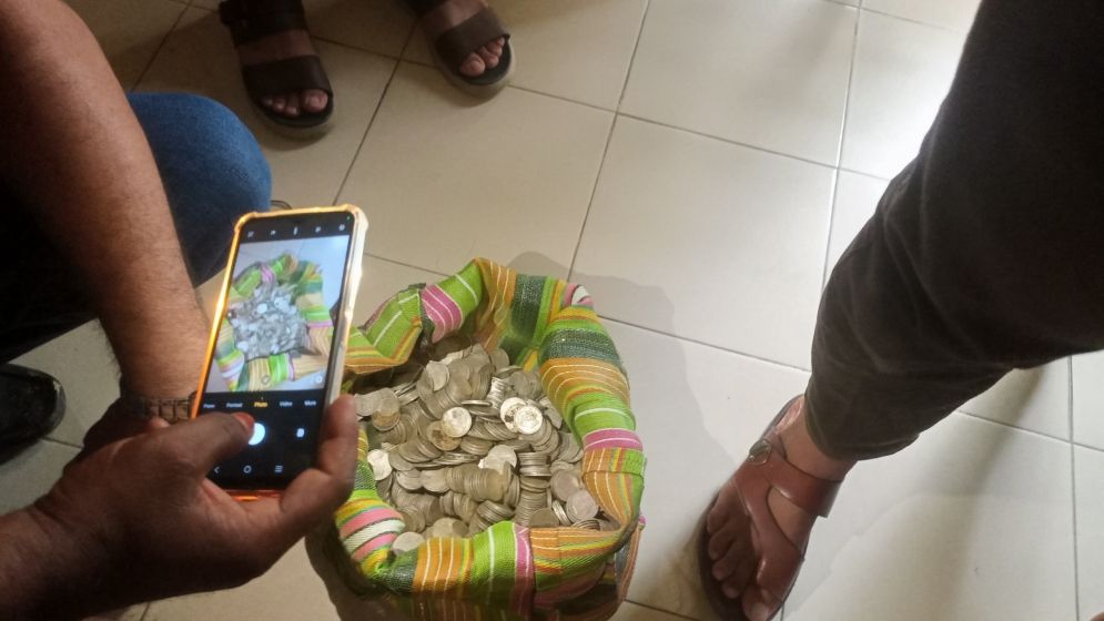 মাটি খুঁড়তেই মিলল রুপার কলস ভরা মুদ্রা!
