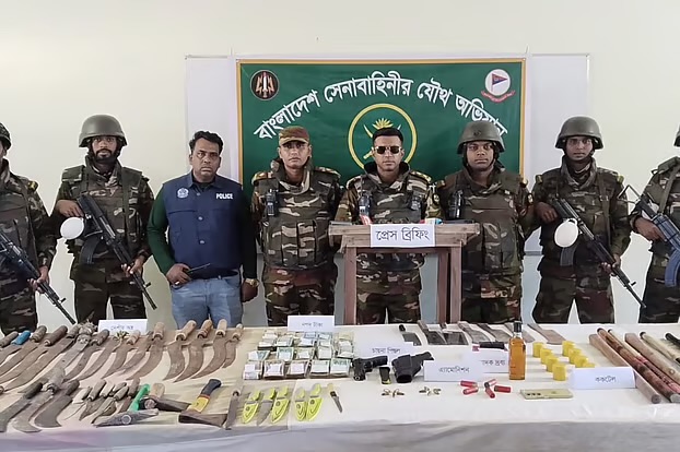 বিএনপি নেতার বাড়ি থেকে থানায় লুট হওয়া অস্ত্র উদ্ধার ।